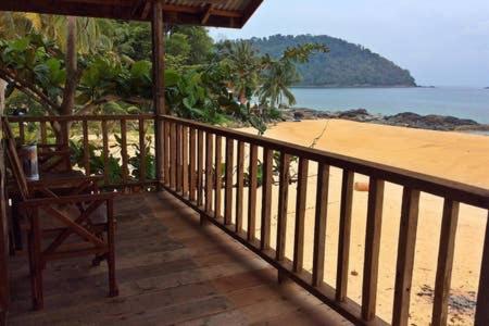 Kampong Juara Beachfront Hut Downstairs Astra - Beach Shack Chalet المظهر الخارجي الصورة