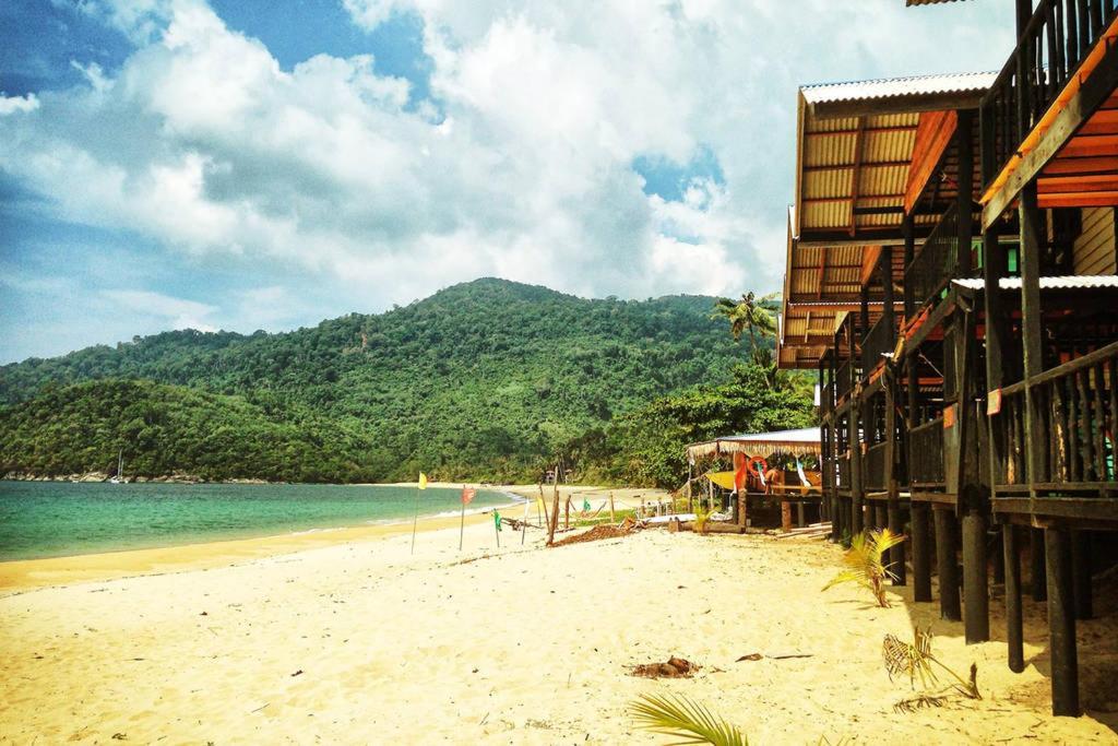 Kampong Juara Beachfront Hut Downstairs Astra - Beach Shack Chalet المظهر الخارجي الصورة